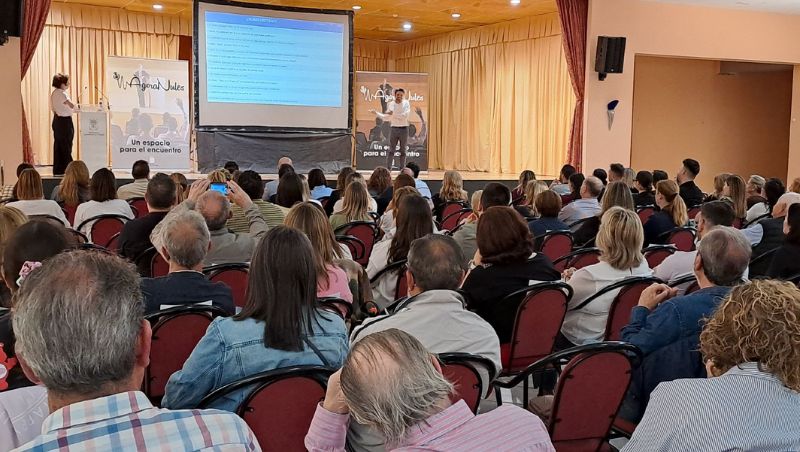 Supernanny llena Ágora Nules en una conferencia centrada en los retos actuales de la educación