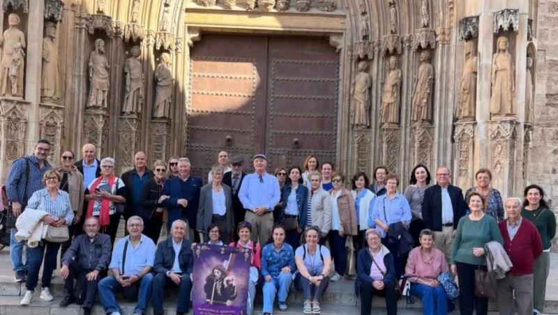 Más de 40 cofrades de la Hermandad de Nazarenos de la Purísima Sangre de Nules peregrinan al Santo Cáliz en una jornada de fe y hermandad