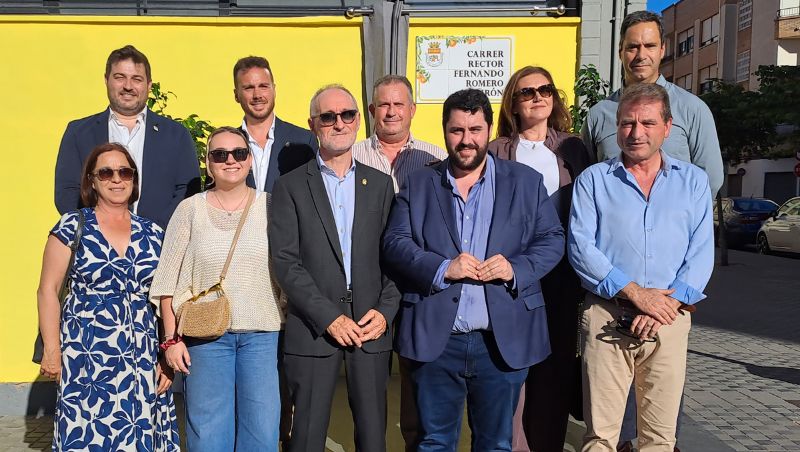 Nules honra al exrector Fernando Romero Subirón con la renovación de la placa de la calle que lleva su nombre