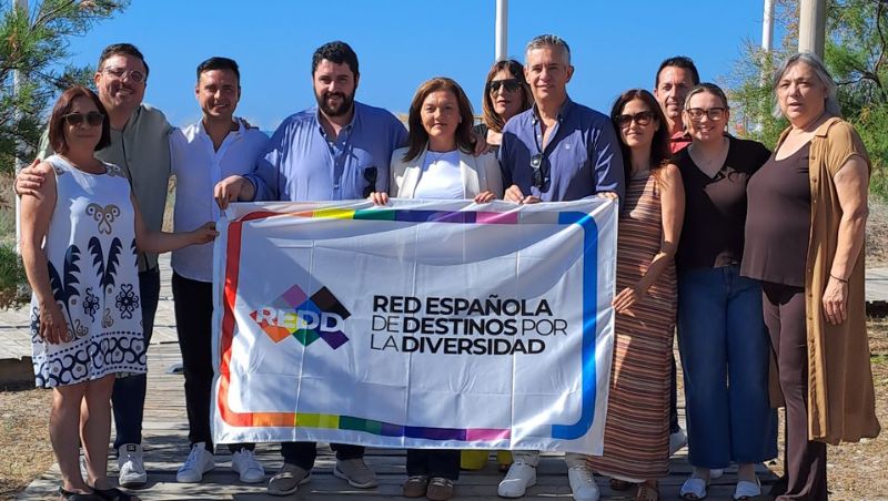 Nules se convierte en referente provincial al izar la bandera de Destino por la Diversidad en sus playas
