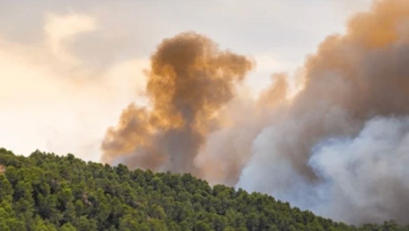 Sigue empeorando la calidad del aire en Nules por el incendio de la Vall d’Uixó, activo en Tales y Alcudia de Veo