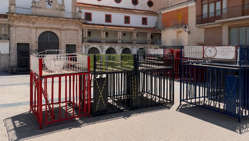 Nules ya tiene los cadafals instalados en la Plaza Mayor y todo está listo para el inicio de las fiestas de Sant Bartomeu 2026