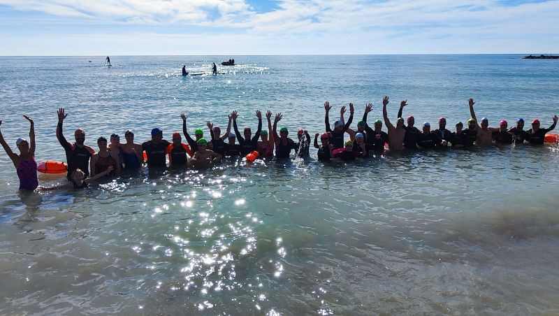 Más de 40 nadadores se dan cita en Les Marines en la exitosa Trobada de Natació organizada por Trinoulas