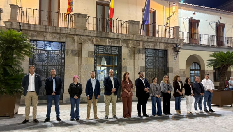 Nules guarda un emotivo minuto de silencio en memoria de las víctimas del accidente ferroviario de Urda (Toledo)